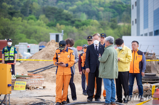 【이천=뉴시스】김경호 기자= 이재명 경기도지사가 3일 이천 화재참사 현장에서 가진 뉴시스와의 단독인터뷰에서 질문에 답변을 하고 있다. 2020.05.03(사진= 경기도 제공)photo@newsis.com 
