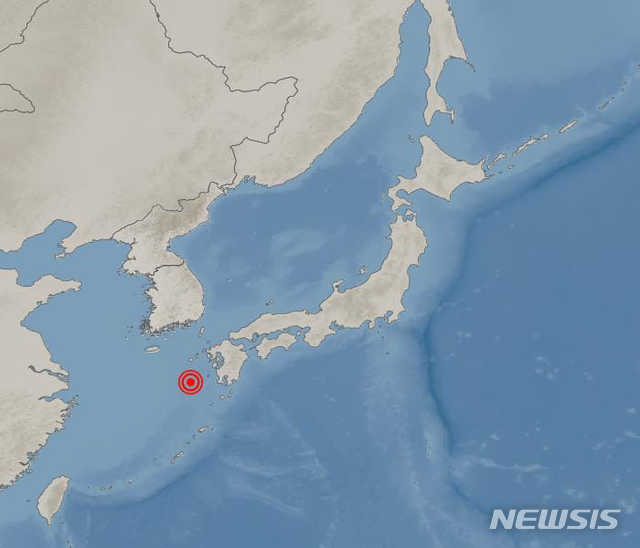 [서울=뉴시스] 정윤아 기자 = 기상청에 따르면 3일 오후 8시54분께 일본 가고시마현(규수) 가고시마 서쪽 179㎞ 지역에서 규모 6의 지진이 일어났다. 이 지진으로 제주일부지역에서 지진동이 발생했다.(사진=기상청 제공)
