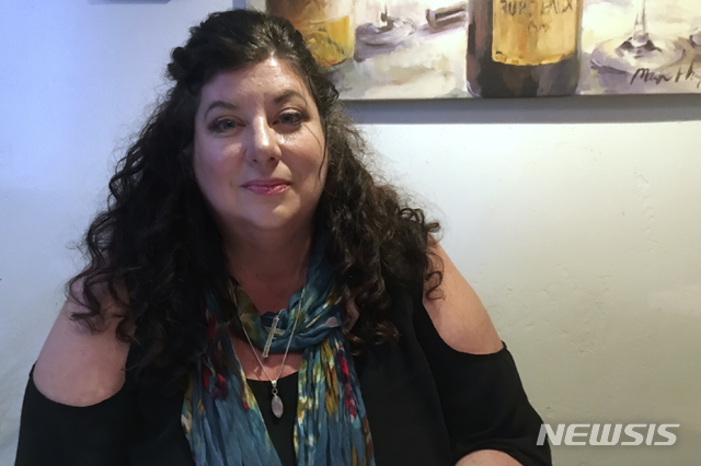 [네바다 시티(미 캘리포니아주)=AP/뉴시스]2019년 4월4일 미 캘리포니아주 네바다시티에서 타라 리드가 AP통신과 인터뷰하고 있다. 27년 전 조 바이든 전 부통령으로부터 성적 공격을 받았다고 폭로했던 그녀는 바이든 전 부통령이 "대통령 후보에서 사퇴해야 한다"고 촉구했다. 2020.5.8