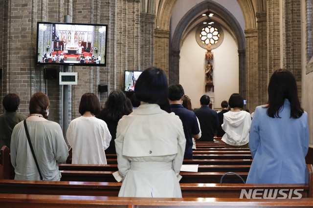 [서울=뉴시스] 박민석 기자 = 3일 오전 서울 중구 명동성당에서 신도들이 미사를 드리고 있다. 정부는 지난달 22일부터 45일간 지속되는 사회적 거리 두기의 생활 속 거리 두기로의 전환 여부를 이날 결정한다. 2020.05.03. mspark@newsis.com