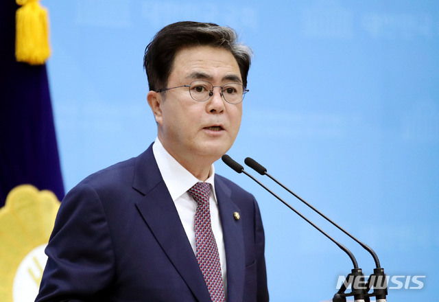 [서울=뉴시스] 김진아 기자 = 김태흠 미래통합당 의원이 3일 서울 여의도 국회 소통관에서 원내대표 출마선언 기자회견을 하고 있다. 2020.05.03.&nbsp; bluesoda@newsis.com