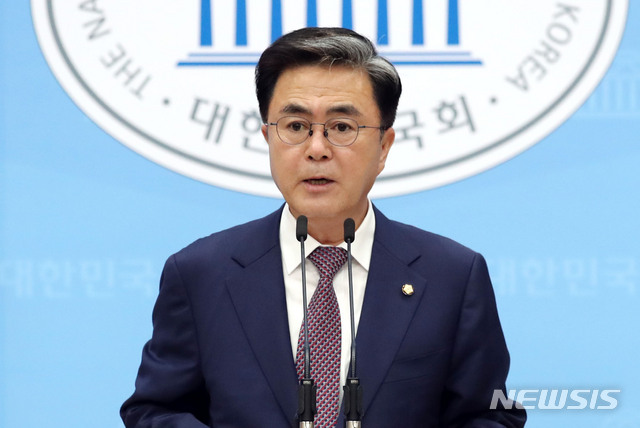 [서울=뉴시스] 김진아 기자 = 김태흠 미래통합당 의원이 3일 서울 여의도 국회 소통관에서 원내대표 출마선언 기자회견을 하고 있다. 2020.05.03. bluesoda@newsis.com