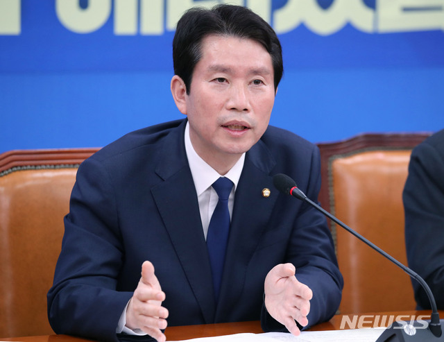 [서울=뉴시스] 김진아 기자 = 이인영 더불어민주당 원내대표가 3일 서울 여의도 국회에서 열린 기자간담회에서 취재진의 질문에 답하고 있다. 2020.05.03. bluesoda@newsis.com