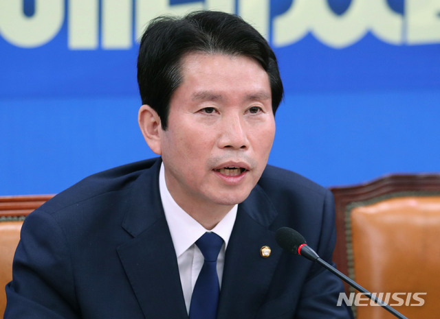 [서울=뉴시스] 김진아 기자 = 이인영 더불어민주당 원내대표가 3일 서울 여의도 국회에서 열린 기자간담회에서 취재진의 질문에 답하고 있다. 2020.05.03. bluesoda@newsis.com