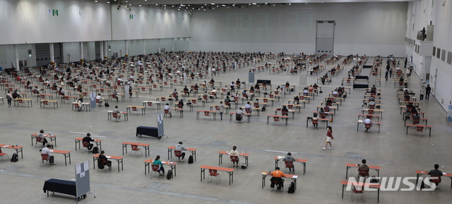 [서울=뉴시스]전신 기자 = 지난 2일 대구 엑스코에서 치러진 한국산업기술평가관리원 채용시험에서 응시생들이 간격을 두고 앉아 있다. (사진=엑스코 제공) 2020.05.03. photo@newsis.com