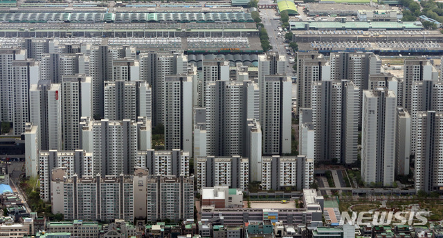 [서울=뉴시스] 전진환 기자 = 3일 부동산업계에 따르면 지난달 말 최대폭으로 하락했던 강남 3구 등 서울 지역 재건축 아파트 호가가 다시 상승한 것으로 나타났다. 초급매가 일부 소화되고 매수 문의가 늘자 집주인들이 다시 매물을 거둬들이고 가격을 높였다. 사진은 3일 롯데월드타워 전망대 서울스카이에서 바라본 주변 아파트 단지. 2020.05.03.amin2@newsis.com
