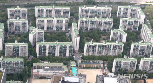 [서울=뉴시스] 전진환 기자 = 롯데월드타워 전망대 서울스카이에서 바라본 주변 아파트 단지. 2020.05.03.amin2@newsis.com