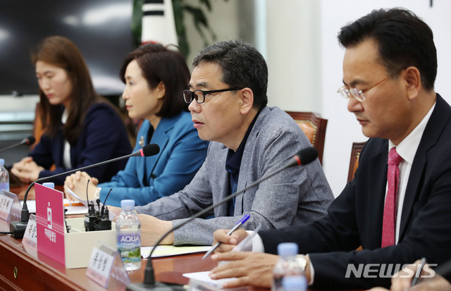 [서울=뉴시스] 김진아 기자 = 미래통합당 곽상도 진상조사단 위원장이 3일 서울 여의도 국회에서 열린 더불어민주당 성범죄 진상조사단 회의에서 발언을 하고 있다. 2020.05.03. bluesoda@newsis.com