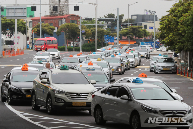 [제주=뉴시스]우장호 기자 = 제주 산간과 남부에 비가 내리는 등 흐린 날씨를 보인 3일 제주국제공항에 승객을 기다리는 택시가 길게 줄지어 서 있다. 2020.05.03. woo1223@newsis.com