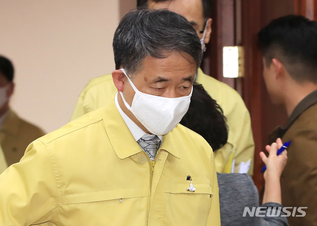 [서울=뉴시스] 최동준 기자 = 박능후 보건복지부 장관이 3일 오후 서울 세종대로 정부서울청사에서 열린 신종 코로나바이러스 감염증(코로나19) 대응 중앙재난안전대책본부 회의에 참석하고 있다. 2020.05.03. photo@newsis.com