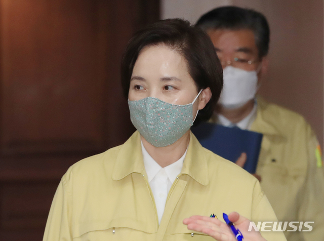 [서울=뉴시스] 최동준 기자 = 유은혜 사회부총리 겸 교육부 장관이 3일 오후 서울 세종대로 정부서울청사에서 열린 신종 코로나바이러스 감염증(코로나19) 대응 중앙재난안전대책본부 회의에 참석하고 있다. 2020.05.03.&nbsp; photo@newsis.com