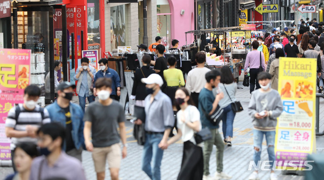 [서울=뉴시스] 박민석 기자 = 황금연휴 나흘째인 3일 오후 서울 중구 명동 거리가 많은 시민들로 붐비고 있다. 정부는 이날 사회적 거리두기 실천으로 신종 코로나바이러스 감염증(코로나19) 확산이 안정됐다고 보고, 오는 6일부터는 생활 속 거리두기로 전환하겠다고 밝혔다. 2020.05.03.&nbsp; mspark@newsis.com 