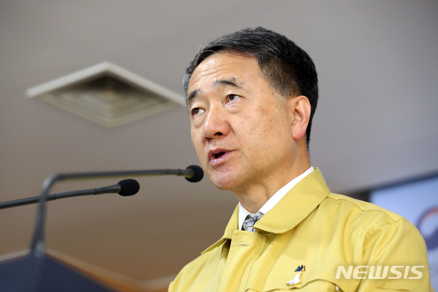 [서울=뉴시스] 이윤청 기자 = 박능후 재난안전대책본부 1차장이 3일 서울 종로구 정부서울청사에서 신종 코로나바이러스 감염증(코로나19) 대응 온라인 정례 브리핑을 하고 있다. 2020.05.03. radiohead@newsis.com