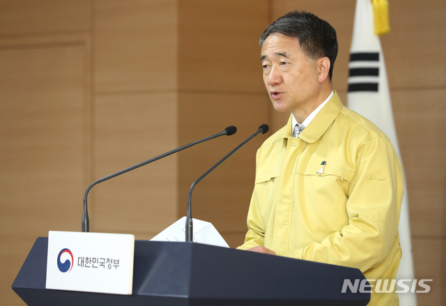 [서울=뉴시스] 이윤청 기자 = 박능후 재난안전대책본부 1차장이 3일 서울 종로구 정부서울청사에서 신종 코로나바이러스 감염증(코로나19) 대응 온라인 정례 브리핑을 하고 있다. 2020.05.03.&nbsp; radiohead@newsis.com