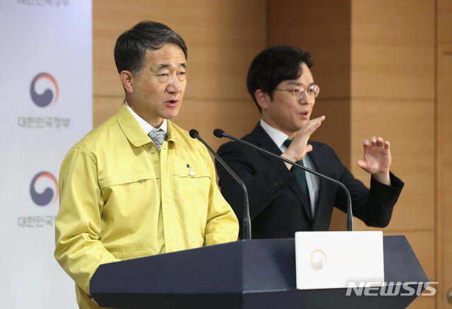 [서울=뉴시스] 이윤청 기자 = 박능후 재난안전대책본부 1차장이 3일 서울 종로구 정부서울청사에서 신종 코로나바이러스 감염증(코로나19) 대응 온라인 정례 브리핑을 하고 있다. 2020.05.03.&nbsp; radiohead@newsis.com