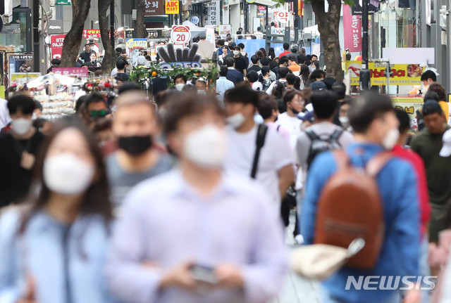 [서울=뉴시스] 박민석 기자 = 황금연휴 나흘째인 3일 오후 서울 중구 명동 거리가 많은 시민들로 붐비고 있다. 정부는 이날 사회적 거리두기 실천으로 신종 코로나바이러스 감염증(코로나19) 확산이 안정됐다고 보고, 오는 6일부터는 생활 속 거리두기로 전환하겠다고 밝혔다.2020.05.03.&nbsp; mspark@newsis.com