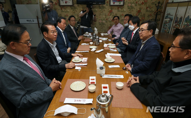 [서울=뉴시스] 이윤청 기자 = 미래통합당 4선 이상 중진 의원들이 3일 서울 여의도 한 음식점에서 모임을 갖고 있다. 왼쪽부터 시계방향으로 이명수 의원, 권영세 당선인, 홍문표 의원, 주호영 의원, 김기현 당선인, 정진석 의원, 조경태 의원, 서병수 당선인, 박진 당선인. 2020.05.03.&nbsp; photo@newsis.com