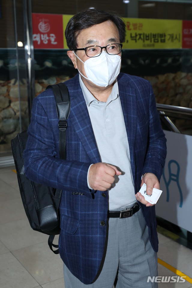 [서울=뉴시스] 이윤청 기자 = 서병수 미래통합당 당선인이 미래통합당 4선 이상 당선자 모임에 참석하기 위해 3일 서울 여의도 한 식당으로 들어서고 있다. 21대 국회 기준 5선 당선인은 서병수·정진석·조경태·주호영, 4선은 권영세·김기현·박진·이명수·홍문표다. 2020.05.03.&nbsp; radiohead@newsis.com