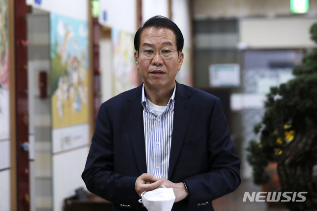 [서울=뉴시스] 이윤청 기자 = 권영세 미래통합당 당선인이 미래통합당 4선 이상 당선자 모임에 참석하기 위해 3일 서울 여의도 한 식당으로 들어서고 있다. 21대 국회 기준 5선 당선인은 서병수·정진석·조경태·주호영, 4선은 권영세·김기현·박진·이명수·홍문표다. 2020.05.03. radiohead@newsis.com