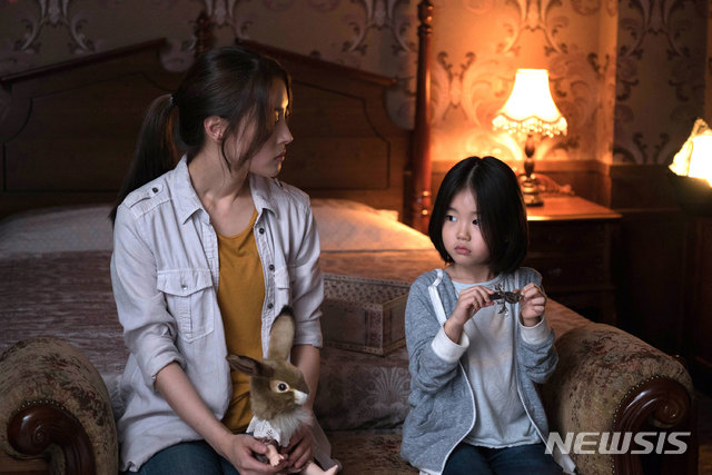 [서울=뉴시스] 영화 '호텔 레이크' (사진=스마일이엔티 제공) 2020.05.19. photo@newsis.com 