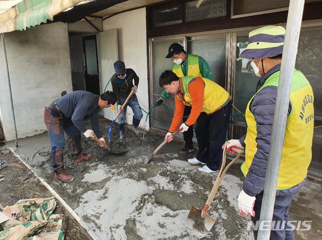 [예산=뉴시스] 충남 예산군 치매어르신 주거환경 개선사업 현장 모습. 