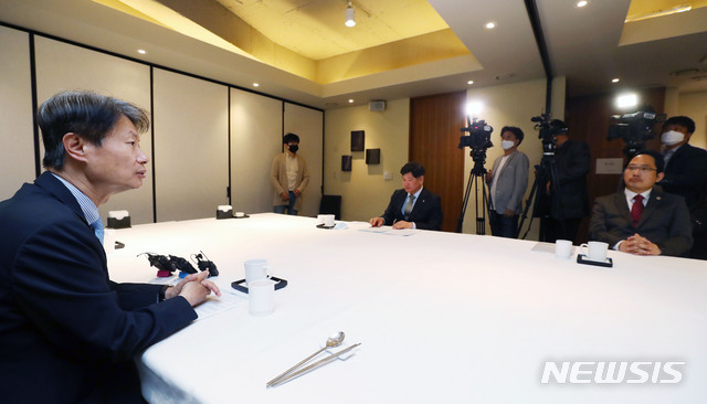 [서울=뉴시스]홍효식 기자 = 중앙재난안전대책본부 1총괄조정관인 김강립 보건복지부 차관이 4일 오전 서울 중구 달개비에서 열린 코로나19 관련 의병정 협의체에 참석해 발언하고 있다. 왼쪽부터 김강립 1총괄조정관, 정영호 대한병원협회장, 최대집 대한의사협회장. 2020.05.04.&nbsp; yesphoto@newsis.com