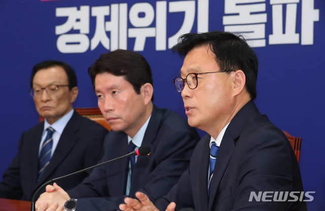 [서울=뉴시스] 장세영 기자 = 박광온(오른쪽) 더불어민주당 최고위원이 4일 서울 여의도 국회에서 열린 더불어민주당 최고위원회의에 참석해 현안관련 발언을 하고 있다. 2020.05.04. photothink@newsis.com