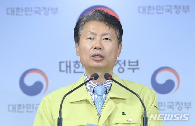 [서울=뉴시스]전신 기자 = 김강립 중앙재난안전대책본부 1총괄조정관(보건복지부 차관)이 4일 서울 종로구 정부서울청사에서 코로나19 대응 온라인 정례 브리핑을 하고 있다. 2020.05.04.&nbsp; photo1006@newsis.com