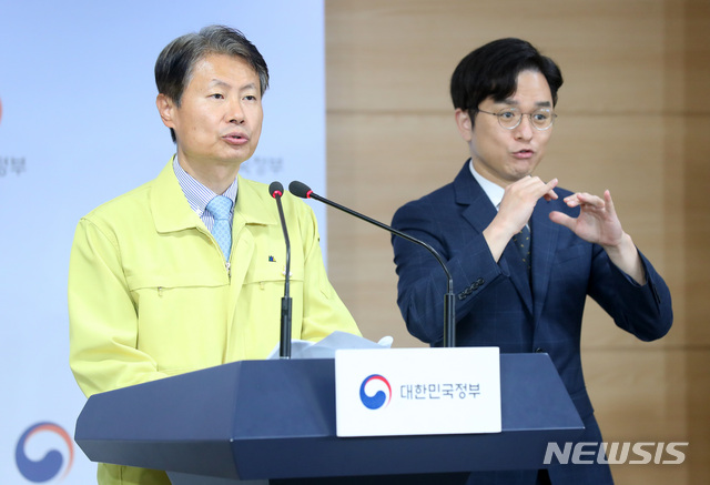 [서울=뉴시스]전신 기자 = 김강립 중앙재난안전대책본부 1총괄조정관(보건복지부 차관)이 4일 서울 종로구 정부서울청사에서 코로나19 대응 온라인 정례 브리핑을 하고 있다. 2020.05.04.&nbsp; photo1006@newsis.com