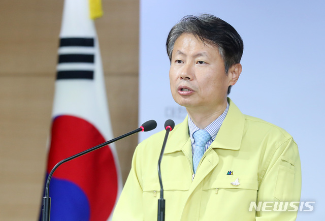 [서울=뉴시스]전신 기자 = 김강립 중앙재난안전대책본부 1총괄조정관(보건복지부 차관)이 4일 서울 종로구 정부서울청사에서 코로나19 대응 온라인 정례 브리핑을 하고 있다. 2020.05.04.&nbsp; photo1006@newsis.com