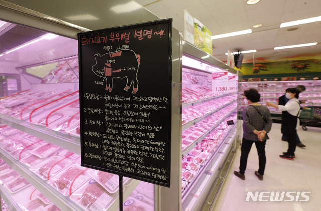 [서울=뉴시스] 최동준 기자 = 통계청이 4일 발표한 '4월 소비자물가동향'에 따르면 지난달 소비자물가지수는 104.95(2015=100)로 지난해 같은 달보다 0.1% 상승했다. 지난해 10월(0.0%) 이후 6개월 만에 최저치다. 신종 코로나바이러스(코로나19) 감염증 장기화로 인해 집밥 선호 경향으로 축산물은 3.5% 오르면서 물가를 0.08%포인트(p) 끌어올렸다. 국산 쇠고기(5.4%), 돼지고기(2.6%), 달걀(12.3%) 수요가 늘어났다. 사진은 이날 서울 시대 대형마트 축산식품 코너 모습. 2020.05.04.&nbsp; photocdj@newsis.com