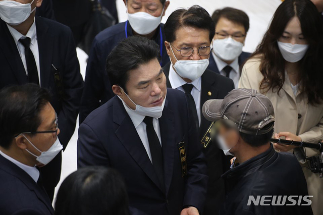 [서울=뉴시스]원유철 미래한국당 대표와 의원 및 당선인들이 4일 경기도 이천시 창전동 이천서희청소년문화센터에 마련된 이천 물류창고 공사장 화재 합동분향소에서 조문한 뒤 유가족을 위로하고 있다. (사진=미래한국당 제공) 2020.05.04. photo@newsis.com