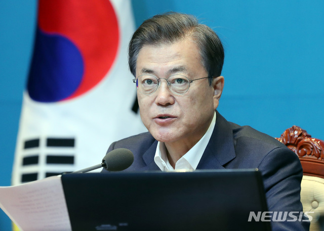 [서울=뉴시스]박영태 기자 = 문재인 대통령이 4일 오후 청와대 여민관에서 열린 수석·보좌관 회의에 참석해 발언하고 있다. 2020.05.04. since1999@newsis.com