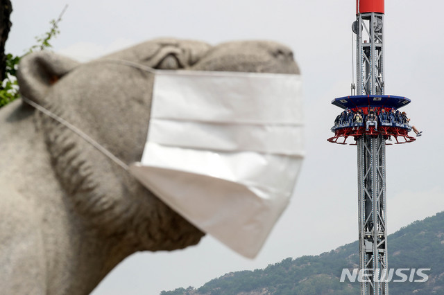 [서울=뉴시스]김병문 기자 = 어린이날을 하루 앞둔 4일 오전 서울 광진구 어린이대공원의 동상에 마스크가 씌워져 있다. 2020.05.04. dadazon@newsis.com