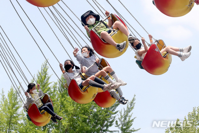 [서울=뉴시스]김병문 기자 = 지난 4일 오전 서울 광진구 어린이대공원 놀이동산에서 어린이들이 놀이기구를 타고 있다. 2020.05.04. dadazon@newsis.com