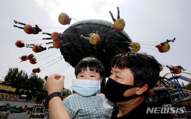[서울=뉴시스]김병문 기자 = 어린이날을 하루 앞둔 4일 오전 서울 광진구 어린이대공원 놀이동산에서 어린이가 마스크를 착용하고 있다. 2020.05.04.&nbsp; dadazon@newsis.com