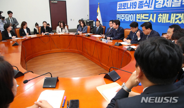 [서울=뉴시스] 장세영 기자 = 이인영 더불어민주당 원내대표가 4일 서울 여의도 국회에서 열린 '더불어민주당-대한변호사협회 디지털 성범죄 피해자 보호 및 법 제도 개선 관련 긴급좌담회'에 참석해 현안관련 발언을 하고 있다. 2020.05.04. photothink@newsis.com