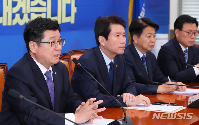 [서울=뉴시스] 장세영 기자 = 이찬희(왼쪽) 대한변호사협회 회장이 4일 서울 여의도 국회에서 열린 '더불어민주당-대한변호사협회 디지털 성범죄 피해자 보호 및 법 제도 개선 관련 긴급좌담회'에 참석해 현안관련 발언을 하고 있다. 2020.05.04. photothink@newsis.com