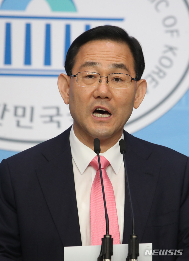 [서울=뉴시스]김명원 기자 = 21대 총선까지 대구에서 5선을 한 주호영 미래통합당 의원이 4일 서울 여의도 국회 소통관에서 미래통합당 원내대표 출마 기자회견을 하고 있다. 주호영 의원의 원내대표 출마선언은 이명수·김태흠 의원에 이어 세 번째다. 2020.05.04. kmx1105@newsis.com