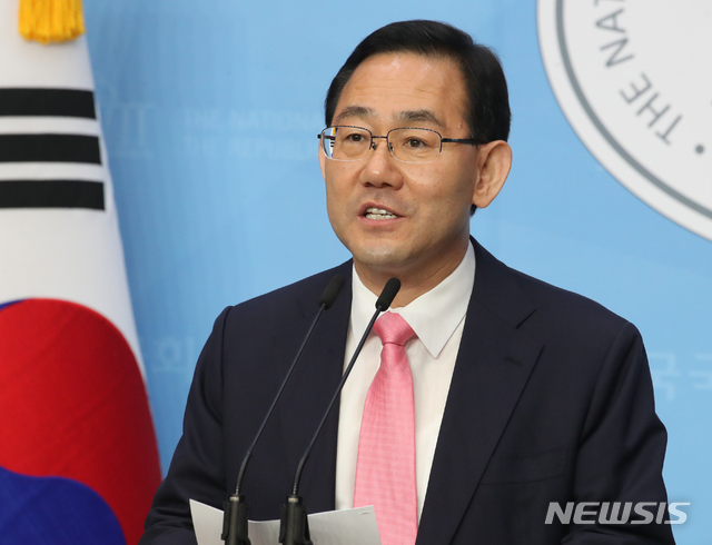 [서울=뉴시스]김명원 기자 = 21대 총선까지 대구에서 5선을 한 주호영 미래통합당 의원이 4일 서울 여의도 국회 소통관에서 미래통합당 원내대표 출마 기자회견을 하고 있다. 주호영 의원의 원내대표 출마선언은 이명수·김태흠 의원에 이어 세 번째다. 2020.05.04.&nbsp; kmx1105@newsis.com