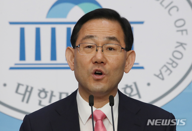 [서울=뉴시스]김명원 기자 =&nbsp; 21대 총선까지 대구에서 5선을 한 주호영 미래통합당 의원이 4일 서울 여의도 국회 소통관에서 미래통합당 원내대표 출마 기자회견을 하고 있다.&nbsp; 주호영 의원의 원내대표 출마선언은 이명수·김태흠 의원에 이어 세 번째다. 2020.05.04. kmx1105@newsis.com