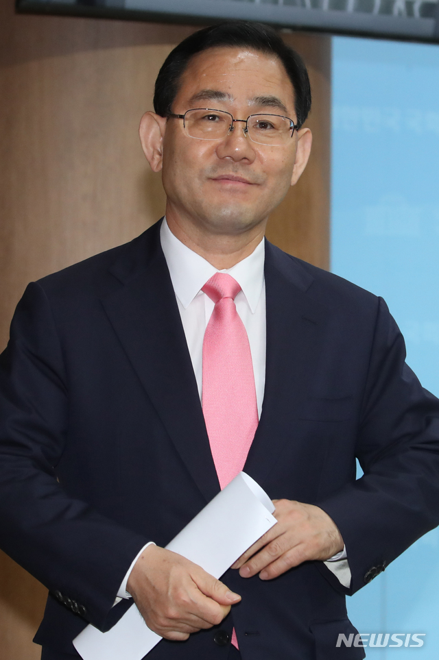 [서울=뉴시스]김명원 기자 = 21대 총선까지 대구에서 5선을 한 주호영 미래통합당 의원이 4일 서울 여의도 국회 소통관에서 미래통합당 원내대표 출마 기자회견을 마친 후 나서고 있다. 주호영 의원의 원내대표 출마선언은 이명수·김태흠 의원에 이어 세 번째다. 2020.05.04. kmx1105@newsis.com