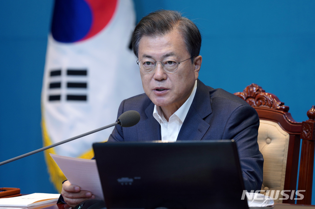 [서울=뉴시스]박영태 기자 = 문재인 대통령이 4일 오후 청와대 여민관에서 열린 수석·보좌관 회의에 참석해 발언하고 있다. 2020.05.04.since1999@newsis.com