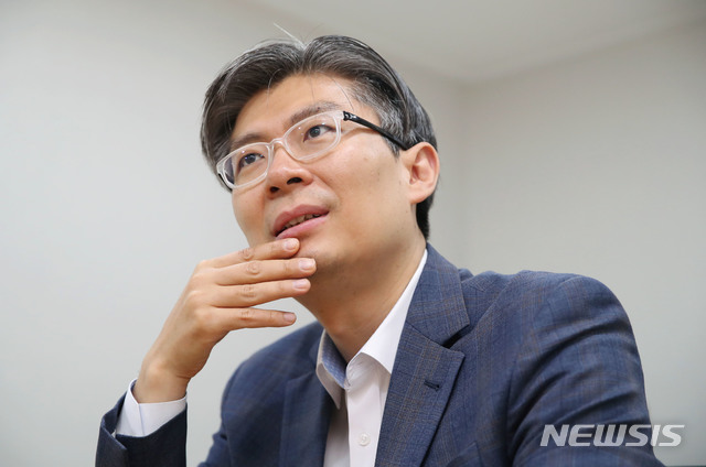 [서울=뉴시스] 김진아 기자 = 더불어시민당 비례대표 조정훈 당선인이 4일 서울 여의도의 한 빌딩에서 뉴시스와 인터뷰를 하고 있다. 2020.05.04. bluesoda@newsis.com