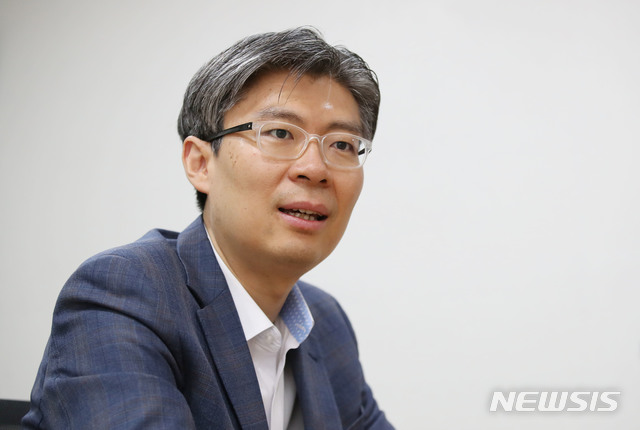 [서울=뉴시스] 김진아 기자 = 더불어시민당 비례대표 조정훈 당선인이 4일 서울 여의도의 한 빌딩에서 뉴시스와 인터뷰를 하고 있다. 2020.05.04. bluesoda@newsis.com