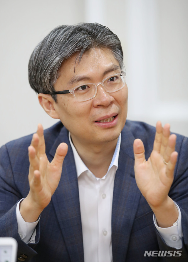 [서울=뉴시스] 김진아 기자 = 더불어시민당 비례대표 조정훈 당선인이 4일 서울 여의도의 한 빌딩에서 뉴시스와 인터뷰를 하고 있다. 2020.05.04. bluesoda@newsis.com