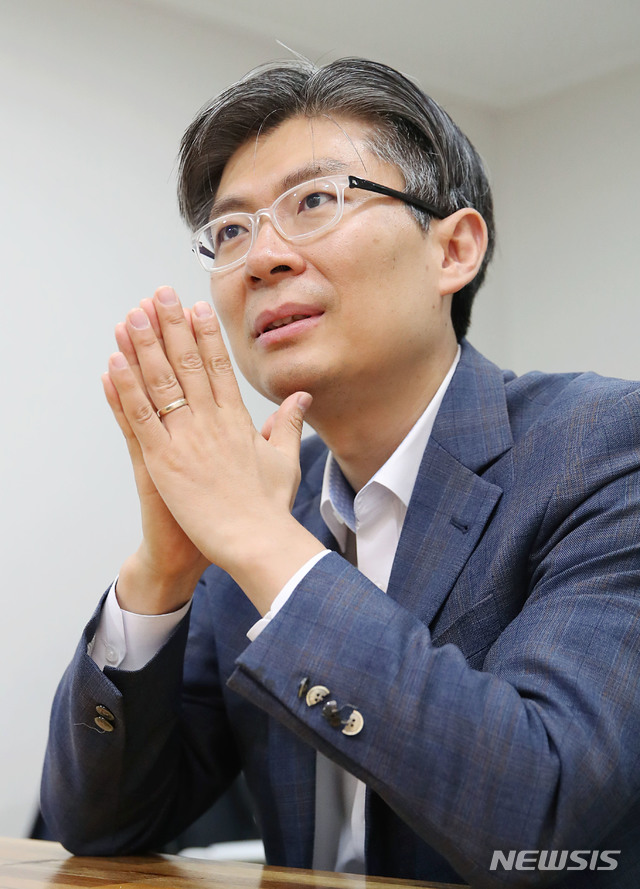 [서울=뉴시스] 김진아 기자 = 더불어시민당 비례대표 조정훈 당선인이 4일 서울 여의도의 한 빌딩에서 뉴시스와 인터뷰를 하고 있다. 2020.05.04. bluesoda@newsis.com