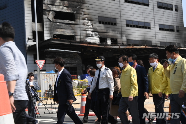 [이천=뉴시스] 고승민 기자 = 이해찬 더불어민주당 대표가 4일 경기 이천시 한익스프레스 물류창고 화재현장을 살펴보고 있다. 2020.05.04. photo@newsis.com