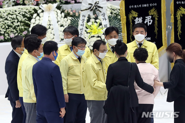 [이천=뉴시스] 고승민 기자 = 이해찬 더불어민주당 대표 등 지도부가 4일 경기 이천시 한익스프레스 물류창고 화재 합동분향소가 마련된 서희청소년문화센터를 찾아 조문을 마친 뒤 유족을 위로하고 있다. 2020.05.04. kkssmm99@newsis.com