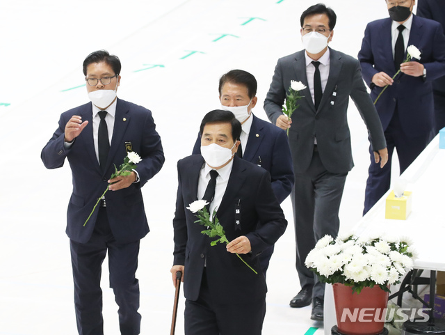 [이천=뉴시스] 고승민 기자 = 심재철 미래통합당 당대표 권한대행 등 지도부가 4일 경기 이천시 한익스프레스 물류창고 화재 합동분향소가 마련된 서희청소년문화센터를 찾아 조문을 하고 있다. 2020.05.04.photo@newsis.com